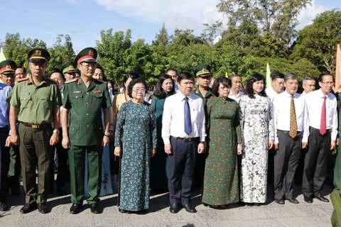 Lãnh đạo TP.HCM dâng hương tại nghĩa trang Hàng Dương - Ảnh 1. Lãnh đạo TP.HCM dâng hương tại nghĩa trang Hàng Dương - Ảnh 1.