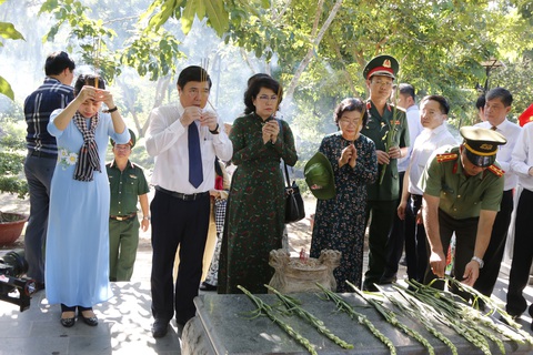Lãnh đạo TP.HCM dâng hương tại nghĩa trang Hàng Dương - Ảnh 2. Lãnh đạo TP.HCM dâng hương tại nghĩa trang Hàng Dương - Ảnh 2.