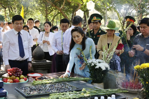 Lãnh đạo TP.HCM dâng hương tại nghĩa trang Hàng Dương - Ảnh 4. Lãnh đạo TP.HCM dâng hương tại nghĩa trang Hàng Dương - Ảnh 4.