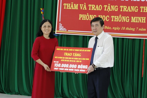 Lãnh đạo TP.HCM dâng hương tại nghĩa trang Hàng Dương - Ảnh 5. Lãnh đạo TP.HCM dâng hương tại nghĩa trang Hàng Dương - Ảnh 5.