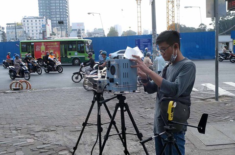 TP.HCM vẫn đo ô nhiễm bằng thủ công - Ảnh 1. TP.HCM vẫn đo ô nhiễm bằng thủ công - Ảnh 1.