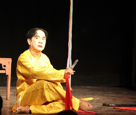 Cậu Đồng của sân khấu Idecaf cháy vé khi trở lại - Ảnh 2. Cậu Đồng của sân khấu Idecaf cháy vé khi trở lại - Ảnh 2.
