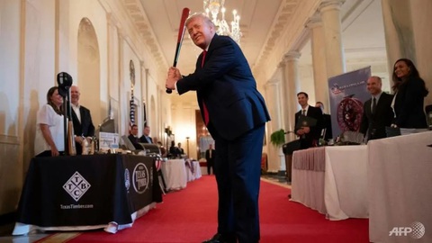 CNN: Nhà Trắng dời chân dung cựu tổng thống Bill Clinton và George W Bush qua phòng để đồ - Ảnh 1. CNN: Nhà Trắng dời chân dung cựu tổng thống Bill Clinton và George W Bush qua phòng để đồ - Ảnh 1.