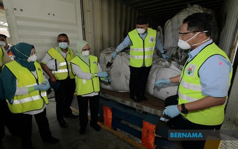 Malaysia chưng hửng với 110 container kẽm đặc là bụi lò thép độc hại - Ảnh 1. Malaysia chưng hửng với 110 container kẽm đặc là bụi lò thép độc hại - Ảnh 1.