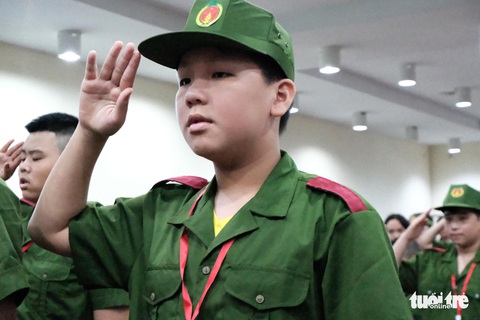 Hơn 100 bạn nhỏ học làm chiến sĩ công an - Ảnh 2. Hơn 100 bạn nhỏ học làm chiến sĩ công an - Ảnh 2.