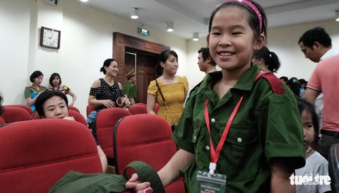 Hơn 100 bạn nhỏ học làm chiến sĩ công an - Ảnh 5. Hơn 100 bạn nhỏ học làm chiến sĩ công an - Ảnh 5.