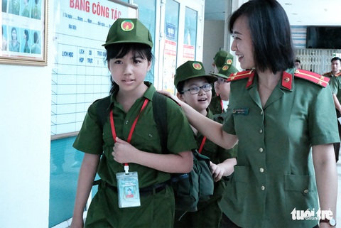 Hơn 100 bạn nhỏ học làm chiến sĩ công an - Ảnh 1. Hơn 100 bạn nhỏ học làm chiến sĩ công an - Ảnh 1.