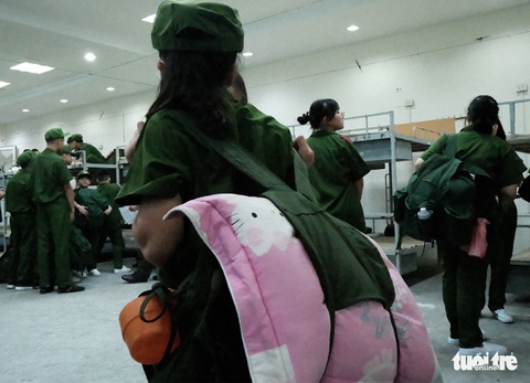 Hơn 100 bạn nhỏ học làm chiến sĩ công an - Ảnh 6. Hơn 100 bạn nhỏ học làm chiến sĩ công an - Ảnh 6.