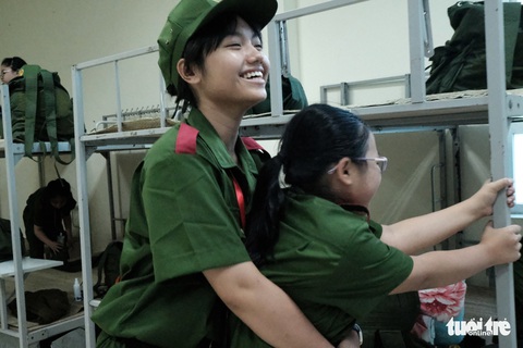 Hơn 100 bạn nhỏ học làm chiến sĩ công an - Ảnh 8. Hơn 100 bạn nhỏ học làm chiến sĩ công an - Ảnh 8.