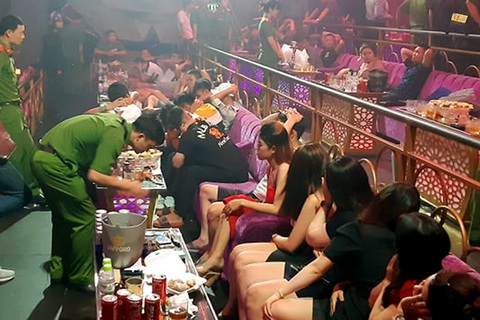 Bắt tạm giam cả chủ lẫn quản lý quán bar Romance vì chứa chấp khách chơi ma túy - Ảnh 1. Bắt tạm giam cả chủ lẫn quản lý quán bar Romance vì chứa chấp khách chơi ma túy - Ảnh 1.