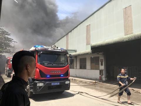 Công ty gỗ gần đường điện cao thế bốc cháy dữ dội, gần 100 cảnh sát ứng cứu - Ảnh 2. Công ty gỗ gần đường điện cao thế bốc cháy dữ dội, gần 100 cảnh sát ứng cứu - Ảnh 2.