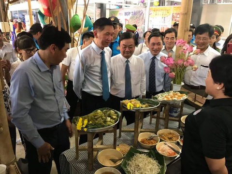 Đặc sản 3 miền tràn về Sài Gòn với 650 gian hàng, 100% mặt hàng giảm giá tẹt ga - Ảnh 1. Đặc sản 3 miền tràn về Sài Gòn với 650 gian hàng, 100% mặt hàng giảm giá tẹt ga - Ảnh 1.