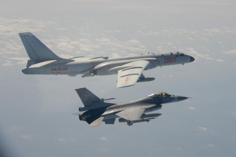 Đài Loan đưa F-16, Apache... tập trận bắn đạn thật ‘diệt thù trên bờ biển’ - Ảnh 1. Đài Loan đưa F-16, Apache... tập trận bắn đạn thật ‘diệt thù trên bờ biển’ - Ảnh 1.