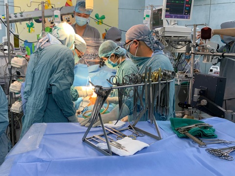 Một bé trai 9 tuổi ở quận 7 bị đâm thủng tim được mổ khẩn cấp - Ảnh 1. Một bé trai 9 tuổi ở quận 7 bị đâm thủng tim được mổ khẩn cấp - Ảnh 1.