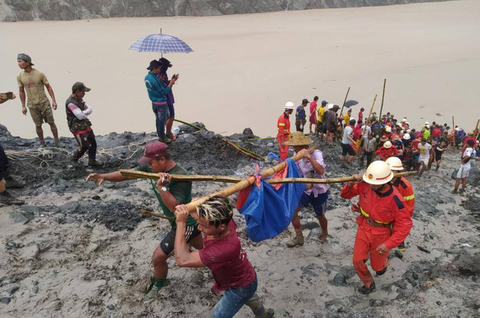 Sạt lở mỏ ngọc bích ở Myanmar, 113 người chết - Ảnh 4. Sạt lở mỏ ngọc bích ở Myanmar, 113 người chết - Ảnh 4.