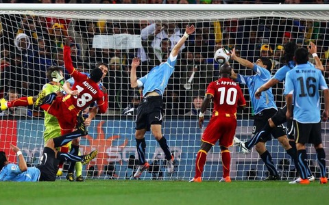 Sau 10 năm, cầu thủ Ghana vẫn cay cú với Suarez - Ảnh 1. Sau 10 năm, cầu thủ Ghana vẫn cay cú với Suarez - Ảnh 1.