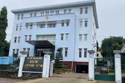 Tạm giữ thanh tra thuế hù dọa đòi 15 triệu đồng của chủ tiệm tạp hóa - Ảnh 1. Tạm giữ thanh tra thuế hù dọa đòi 15 triệu đồng của chủ tiệm tạp hóa - Ảnh 1.