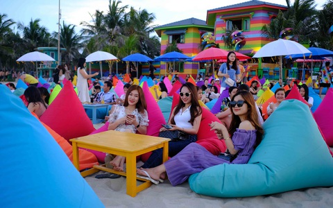 Nhà nhà ùn ùn du lịch hè: Quá đông, lắm phiền toái - Ảnh 1. Nhà nhà ùn ùn du lịch hè: Quá đông, lắm phiền toái - Ảnh 1.