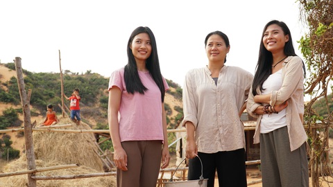 Thúy Diễm thủ thỉ với Lương Thế Thành trước khi quay cảnh nóng Cát đỏ - Ảnh 3. Thúy Diễm thủ thỉ với Lương Thế Thành trước khi quay cảnh nóng Cát đỏ - Ảnh 3.