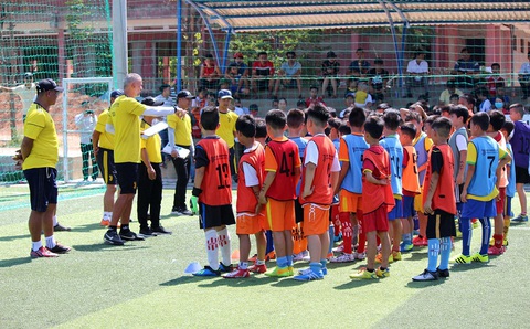 Tuyển sinh cầu thủ trẻ của các học viện, trung tâm: Ngăn sông cấm chợ tìm cầu thủ trẻ - Ảnh 1. Tuyển sinh cầu thủ trẻ của các học viện, trung tâm: Ngăn sông cấm chợ tìm cầu thủ trẻ - Ảnh 1.