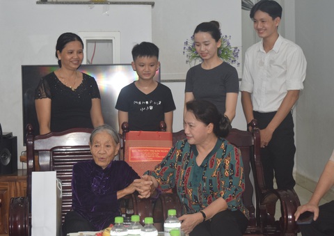 Chủ tịch Quốc hội thăm, tặng quà gia đình chính sách Quảng Nam - Ảnh 2. Chủ tịch Quốc hội thăm, tặng quà gia đình chính sách Quảng Nam - Ảnh 2.
