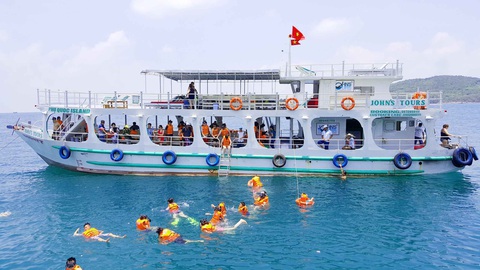 Nhà nhà ùn ùn du lịch hè: Quá đông, lắm phiền toái - Ảnh 3. Nhà nhà ùn ùn du lịch hè: Quá đông, lắm phiền toái - Ảnh 3.