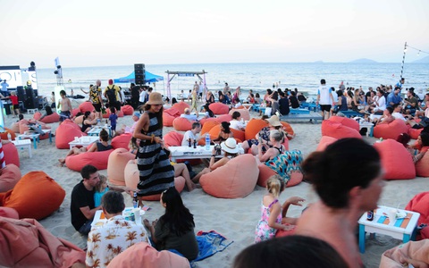 Du lịch hè sợ nhất hoãn, hủy chuyến, khách bơ phờ ở sân bay - Ảnh 1. Du lịch hè sợ nhất hoãn, hủy chuyến, khách bơ phờ ở sân bay - Ảnh 1.