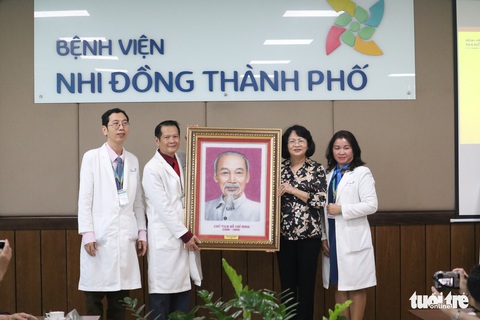 Phó chủ tịch nước thăm hai bé Trúc Nhi - Diệu Nhi: Đây là một ca phẫu thuật rất thần kỳ - Ảnh 4. Phó chủ tịch nước thăm hai bé Trúc Nhi - Diệu Nhi: Đây là một ca phẫu thuật rất thần kỳ - Ảnh 4.