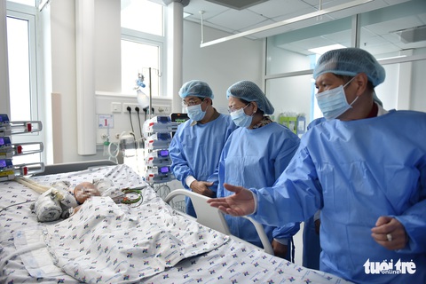 Phó chủ tịch nước thăm hai bé Trúc Nhi - Diệu Nhi: Đây là một ca phẫu thuật rất thần kỳ - Ảnh 1. Phó chủ tịch nước thăm hai bé Trúc Nhi - Diệu Nhi: Đây là một ca phẫu thuật rất thần kỳ - Ảnh 1.