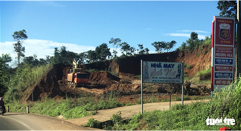 Xà xẻo, băm nát hành lang giao thông ven quốc lộ 14 - Ảnh 5. Xà xẻo, băm nát hành lang giao thông ven quốc lộ 14 - Ảnh 5.