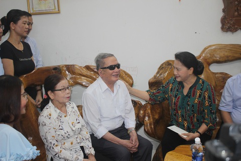 Chủ tịch Quốc hội thăm, tặng quà gia đình chính sách Quảng Nam - Ảnh 1. Chủ tịch Quốc hội thăm, tặng quà gia đình chính sách Quảng Nam - Ảnh 1.