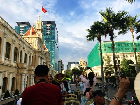 Ngắm Sài Gòn trong hoàng hôn bằng buýt mui trần hoặc du thuyền trên sông - Ảnh 1. Ngắm Sài Gòn trong hoàng hôn bằng buýt mui trần hoặc du thuyền trên sông - Ảnh 1.