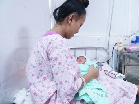 Bà bầu đẻ rớt ở nhà trong hẻm nhỏ, bác sĩ phi xe máy vào cấp cứu - Ảnh 1. Bà bầu đẻ rớt ở nhà trong hẻm nhỏ, bác sĩ phi xe máy vào cấp cứu - Ảnh 1.