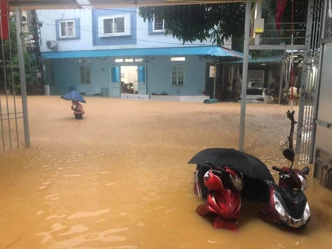 Mưa lớn ở Hà Giang, hàng loạt xe hơi trôi bồng bềnh trong nước - Ảnh 3. Mưa lớn ở Hà Giang, hàng loạt xe hơi trôi bồng bềnh trong nước - Ảnh 3.