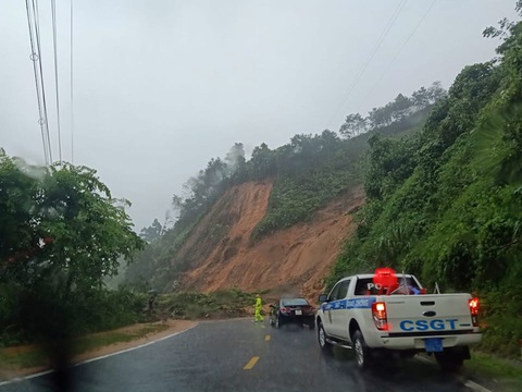 Mưa lớn ở Hà Giang, hàng loạt xe hơi trôi bồng bềnh trong nước - Ảnh 4. Mưa lớn ở Hà Giang, hàng loạt xe hơi trôi bồng bềnh trong nước - Ảnh 4.