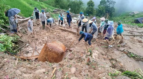 Chồng chết đứng nhìn vợ con bị đất đá vùi lấp do mưa lớn ở Hà Giang - Ảnh 1. Chồng chết đứng nhìn vợ con bị đất đá vùi lấp do mưa lớn ở Hà Giang - Ảnh 1.
