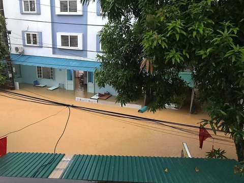 Mưa lớn ở Hà Giang, hàng loạt xe hơi trôi bồng bềnh trong nước - Ảnh 6. Mưa lớn ở Hà Giang, hàng loạt xe hơi trôi bồng bềnh trong nước - Ảnh 6.