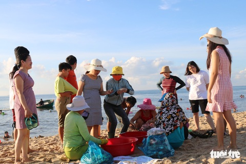Nhộn nhịp làng chài Phước Hải 100 năm tuổi - Ảnh 5. Nhộn nhịp làng chài Phước Hải 100 năm tuổi - Ảnh 5.