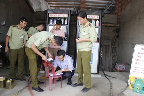 Bắt thêm một giám đốc vì giúp Trịnh Sướng làm xăng giả - Ảnh 1. Bắt thêm một giám đốc vì giúp Trịnh Sướng làm xăng giả - Ảnh 1.