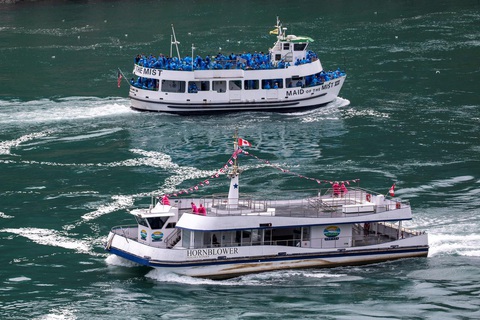 Đối lập ở thác Niagara thời COVID-19: Tàu Canada 6 người, tàu Mỹ đông chật - Ảnh 1. Đối lập ở thác Niagara thời COVID-19: Tàu Canada 6 người, tàu Mỹ đông chật - Ảnh 1.