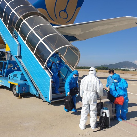270 công dân Việt Nam về nước từ Romania và Ba Lan, hạ cánh ở Đà Nẵng - Ảnh 1. 270 công dân Việt Nam về nước từ Romania và Ba Lan, hạ cánh ở Đà Nẵng - Ảnh 1.