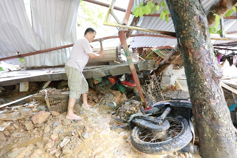 Nhà cửa đổ sập, người dân trắng tay sau mưa lũ ở Hà Giang - Ảnh 5. Nhà cửa đổ sập, người dân trắng tay sau mưa lũ ở Hà Giang - Ảnh 5.
