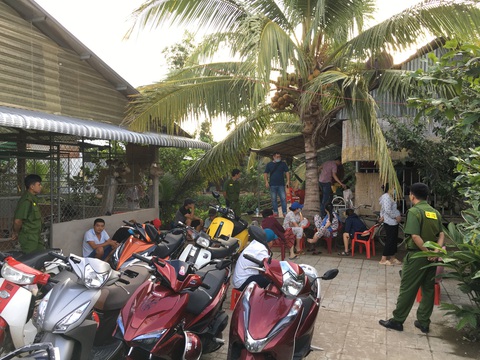 Triệt phá tụ điểm đánh bạc ăn thua hơn nửa tỉ đồng tại Bến Tre - Ảnh 2. Triệt phá tụ điểm đánh bạc ăn thua hơn nửa tỉ đồng tại Bến Tre - Ảnh 2.