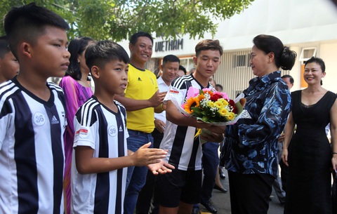 Chủ tịch Quốc hội thăm Học viện Juventus Việt Nam - Ảnh 1. Chủ tịch Quốc hội thăm Học viện Juventus Việt Nam - Ảnh 1.