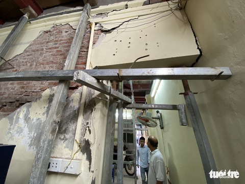 Chống nạng ngôi nhà trong phố cổ Hà Nội bị sụp lún do xây khách sạn - Ảnh 3. Chống nạng ngôi nhà trong phố cổ Hà Nội bị sụp lún do xây khách sạn - Ảnh 3.