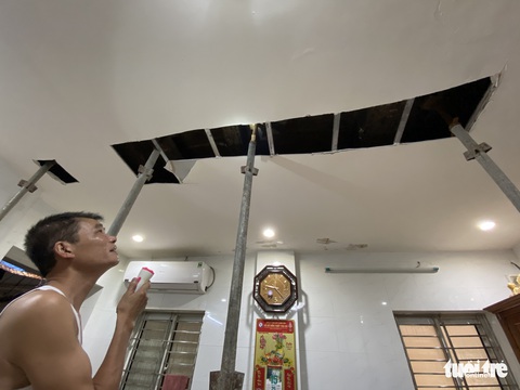 Chống nạng ngôi nhà trong phố cổ Hà Nội bị sụp lún do xây khách sạn - Ảnh 5. Chống nạng ngôi nhà trong phố cổ Hà Nội bị sụp lún do xây khách sạn - Ảnh 5.