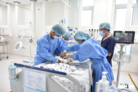 Bé Diệu Nhi đã cai máy thở, hai bé phản xạ tốt khi nghe giọng bố mẹ - Ảnh 1. Bé Diệu Nhi đã cai máy thở, hai bé phản xạ tốt khi nghe giọng bố mẹ - Ảnh 1.