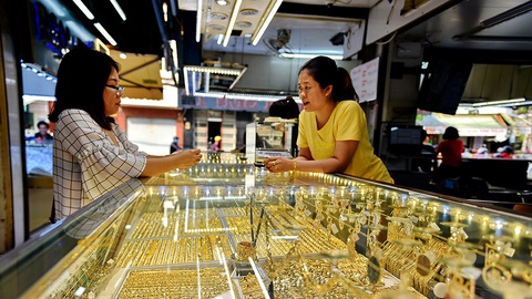 Vàng lên 53,05 triệu đồng/lượng, lúc này nên mua vô hay bán ra? - Ảnh 1. Vàng lên 53,05 triệu đồng/lượng, lúc này nên mua vô hay bán ra? - Ảnh 1.