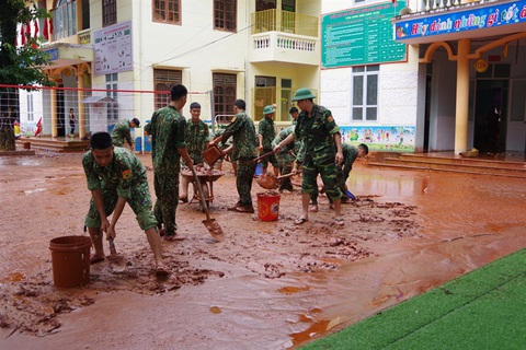 Nhà cửa đổ sập, người dân trắng tay sau mưa lũ ở Hà Giang - Ảnh 8. Nhà cửa đổ sập, người dân trắng tay sau mưa lũ ở Hà Giang - Ảnh 8.