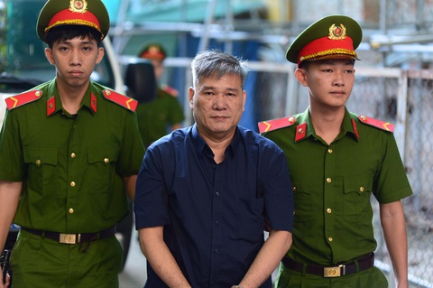 Sáng nay, đại gia Trầm Bê cùng siêu lừa Dương Thanh Cường hầu tòa - Ảnh 2. Sáng nay, đại gia Trầm Bê cùng siêu lừa Dương Thanh Cường hầu tòa - Ảnh 2.
